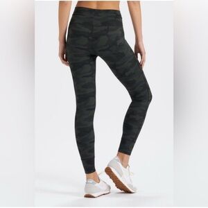 Vuori Daily Legging in Camo - Medium